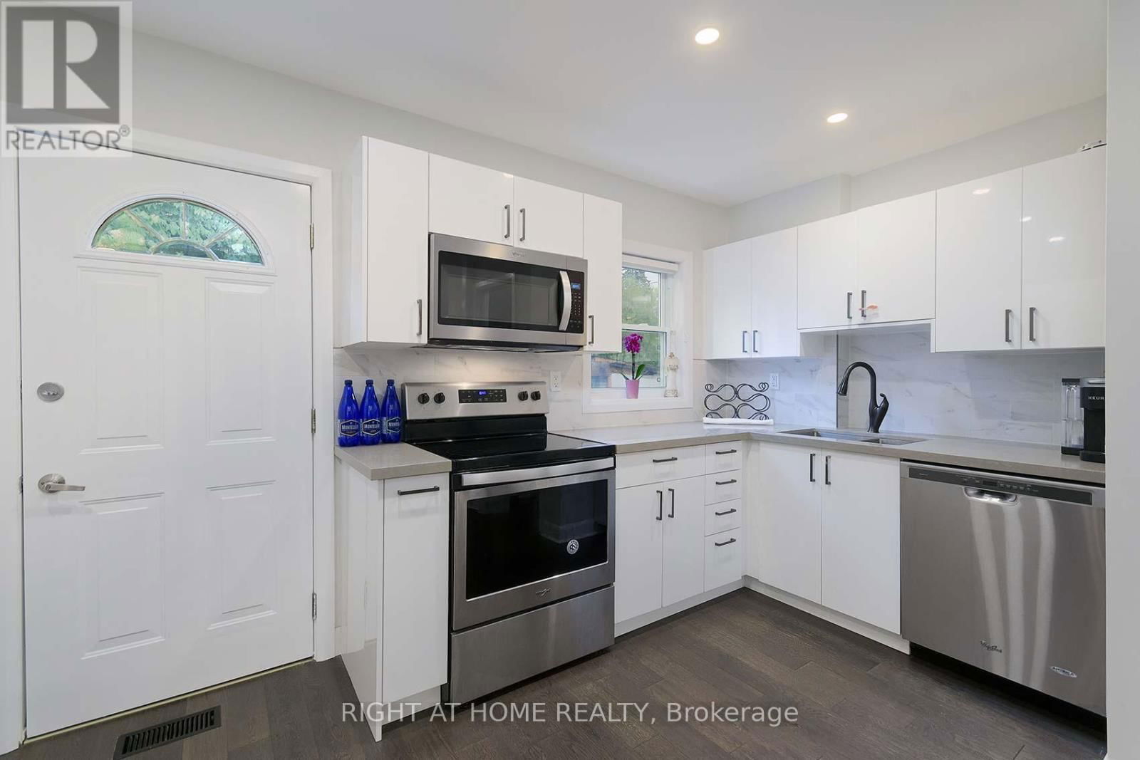 48 VAN STASSEN BOULEVARD Image 11