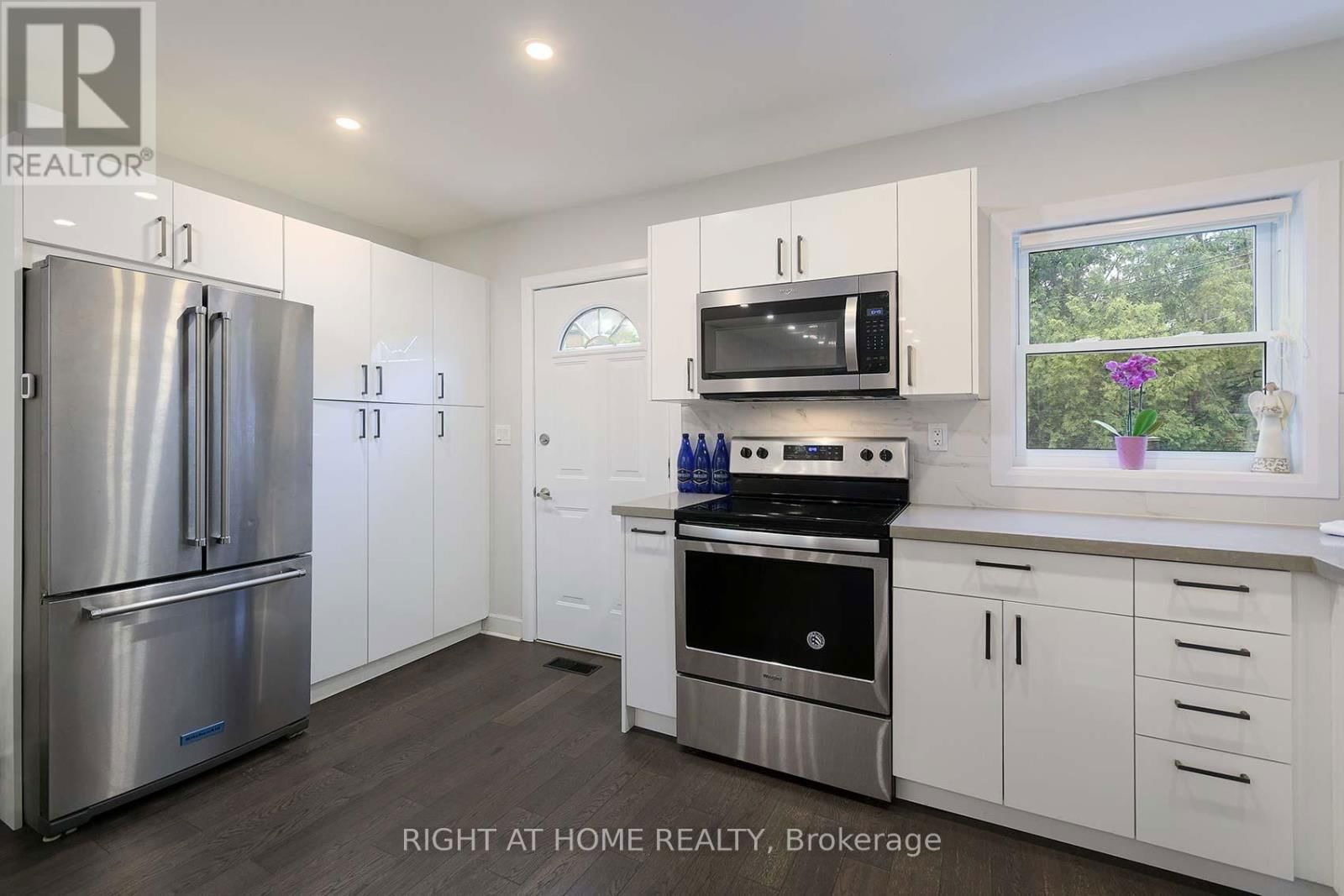 48 VAN STASSEN BOULEVARD Image 13