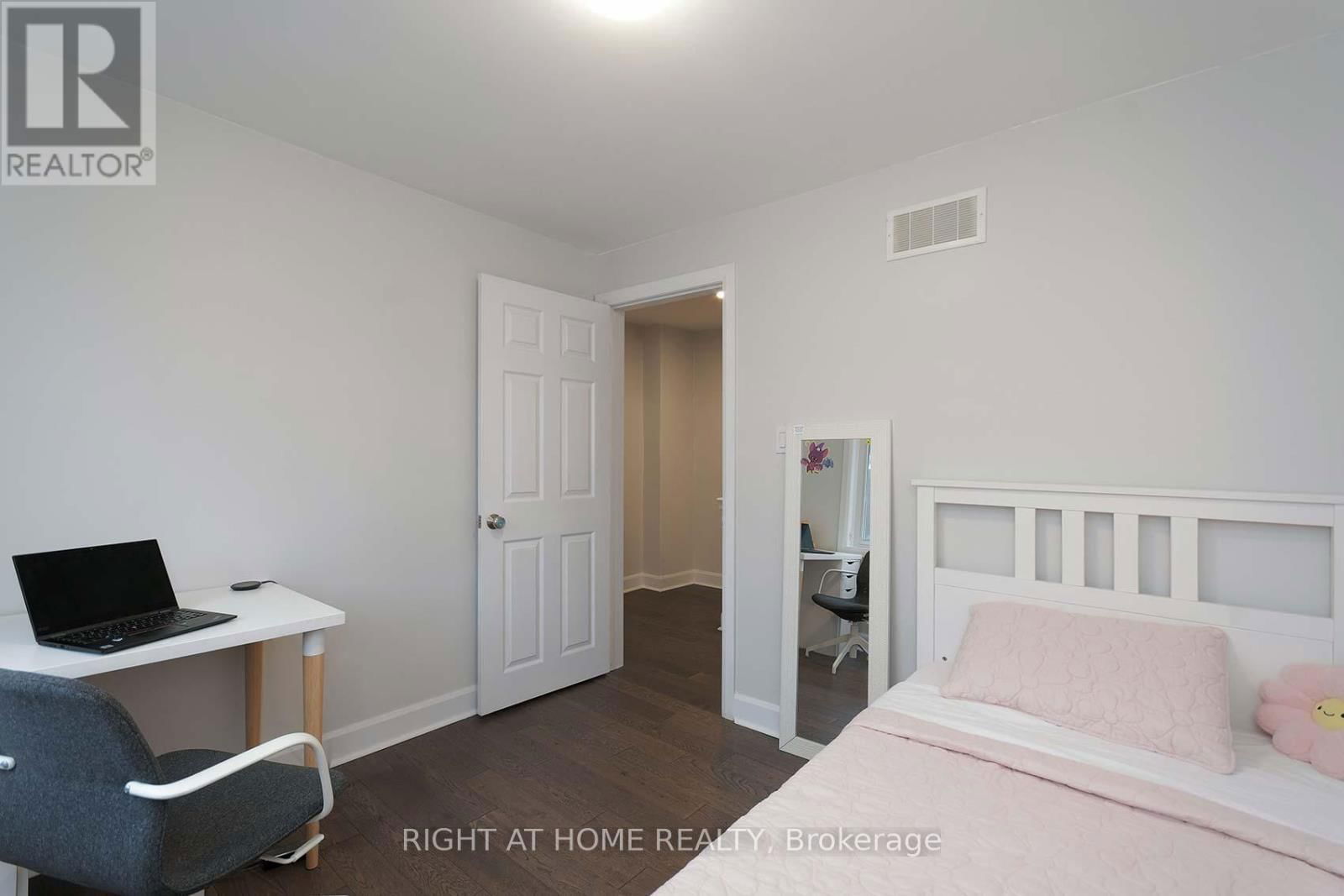 48 VAN STASSEN BOULEVARD Image 20
