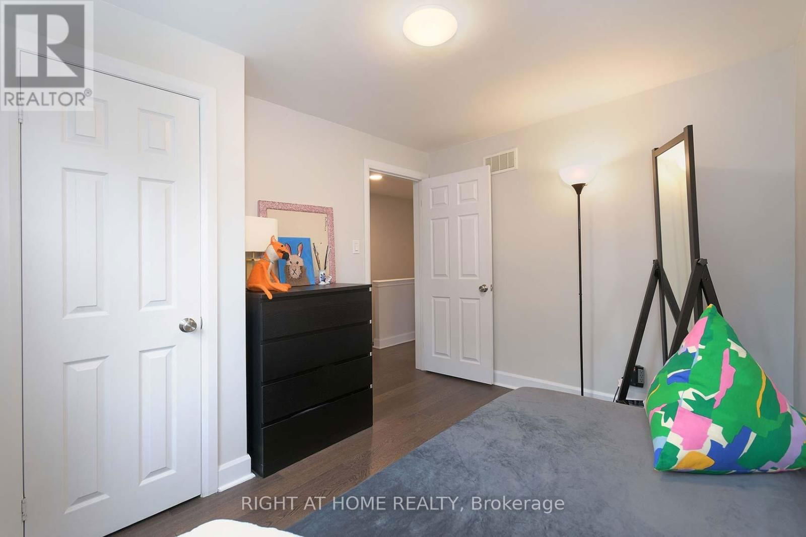 48 VAN STASSEN BOULEVARD Image 22