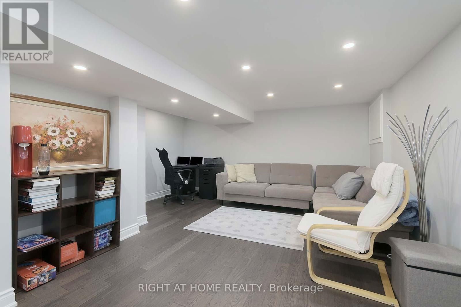 48 VAN STASSEN BOULEVARD Image 25