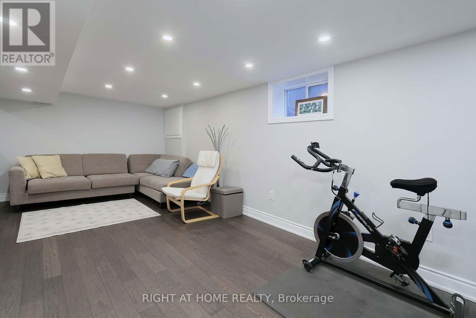 48 VAN STASSEN BOULEVARD Image 27