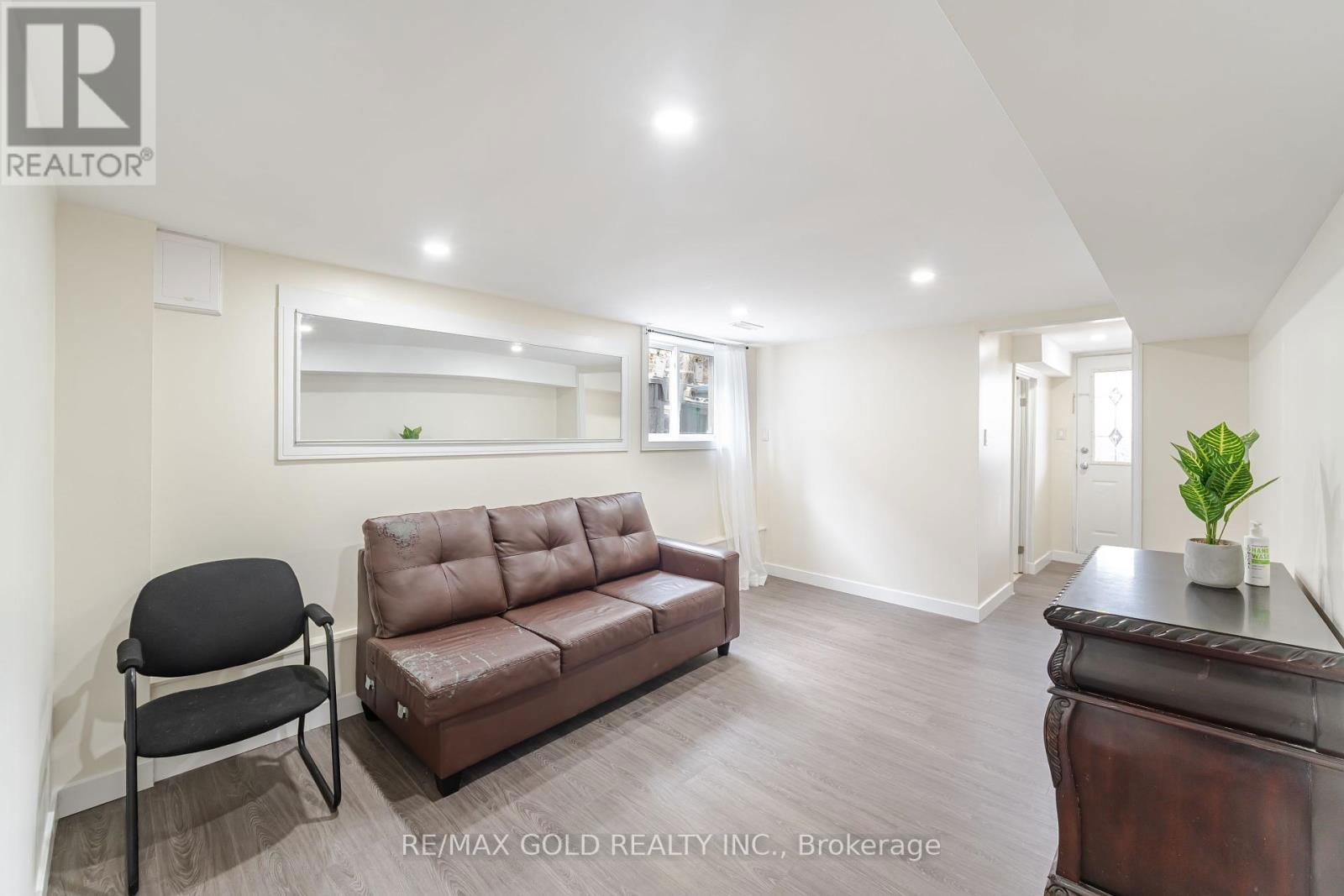 774 EAGLEMOUNT CRESCENT Image 25