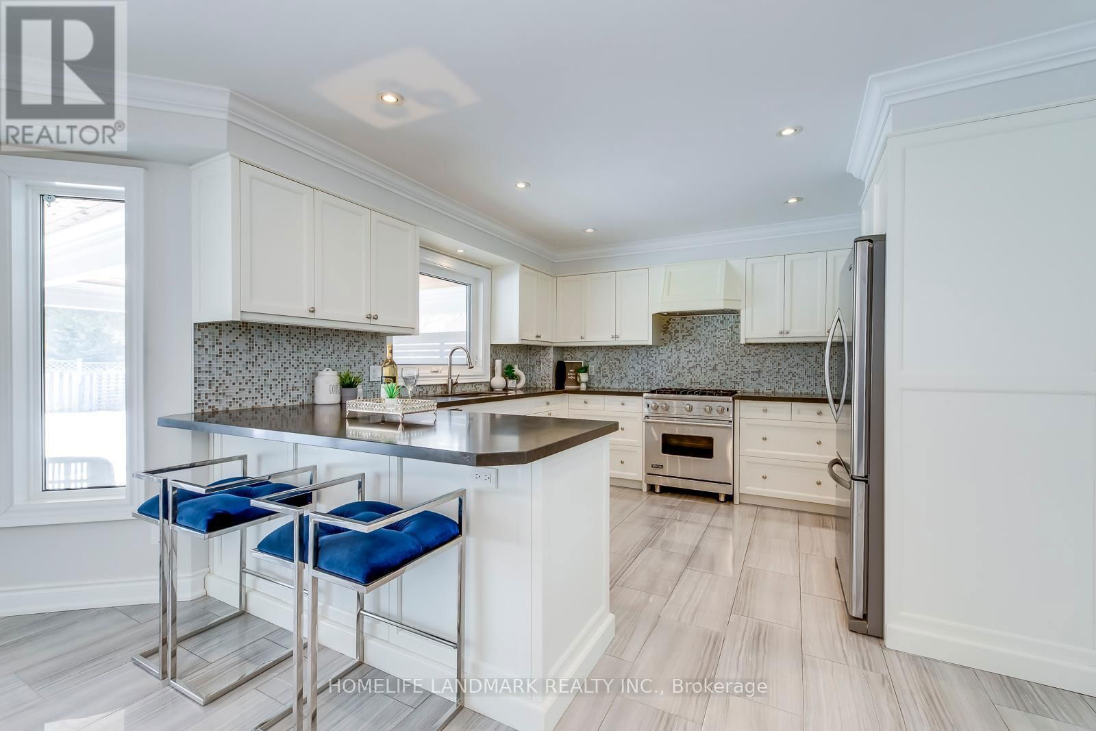 503 BLENHEIM CRESCENT Image 12