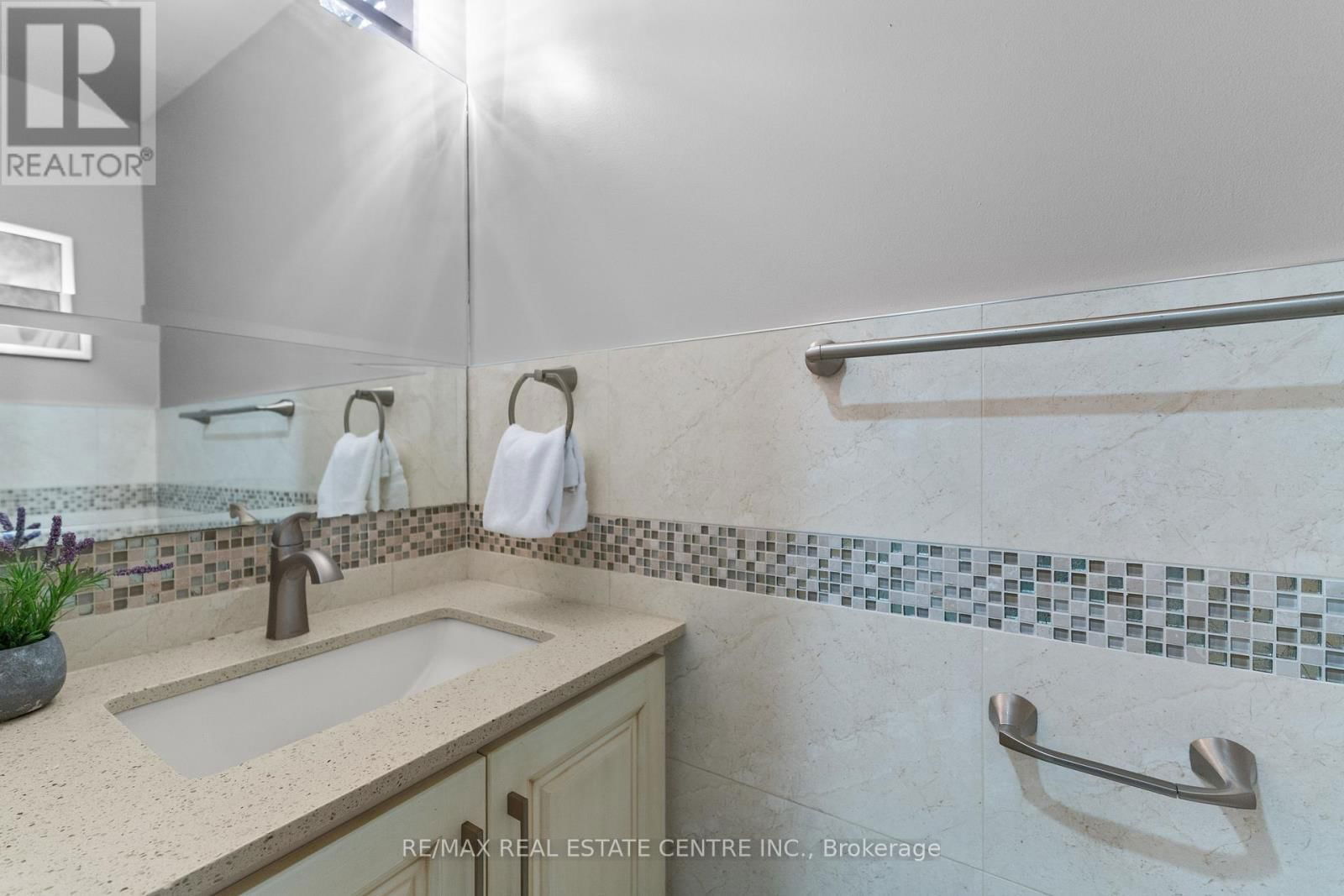 11 BRIARDALE ROAD Image 17