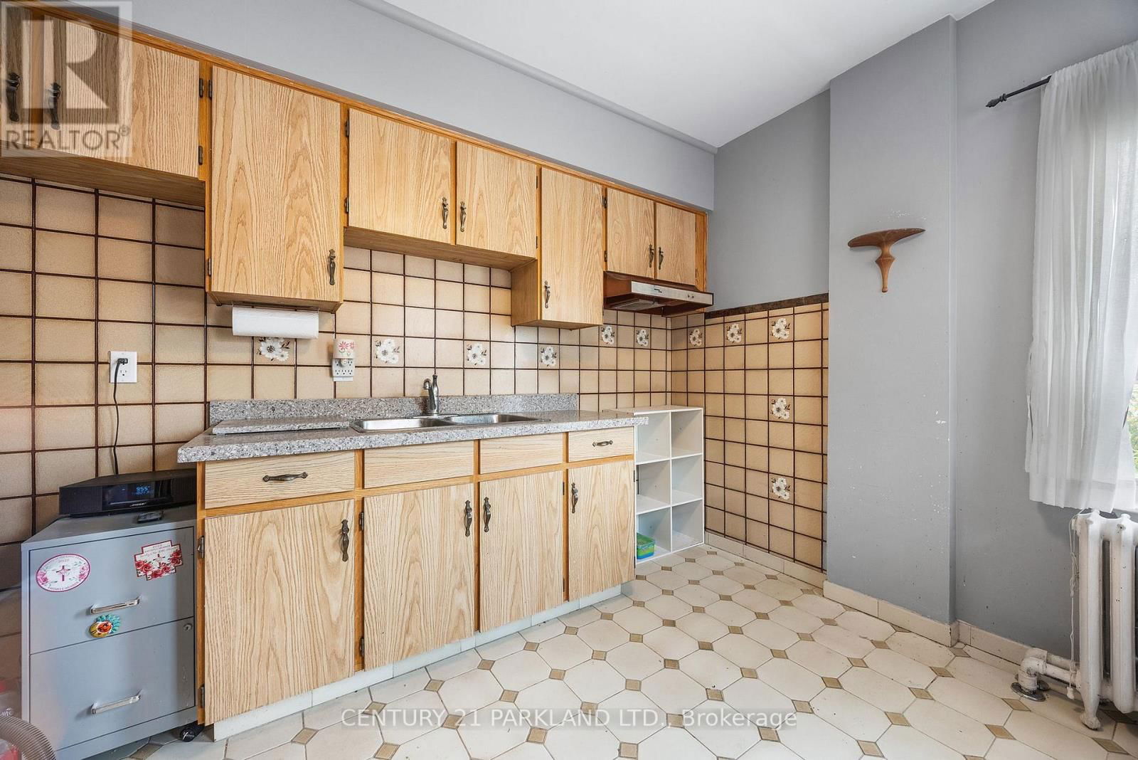 114 ROSEMOUNT AVENUE Image 23