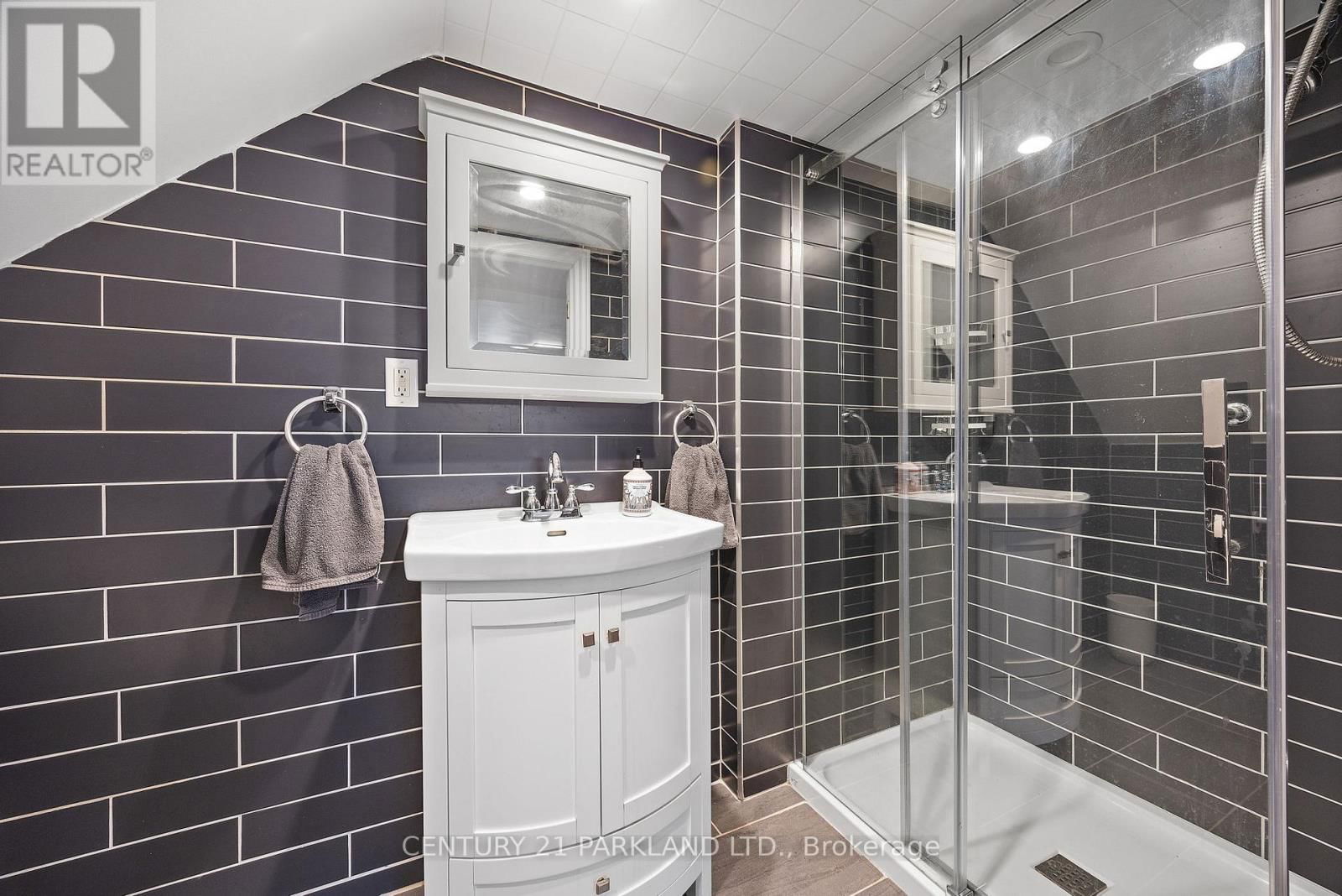 114 ROSEMOUNT AVENUE Image 34