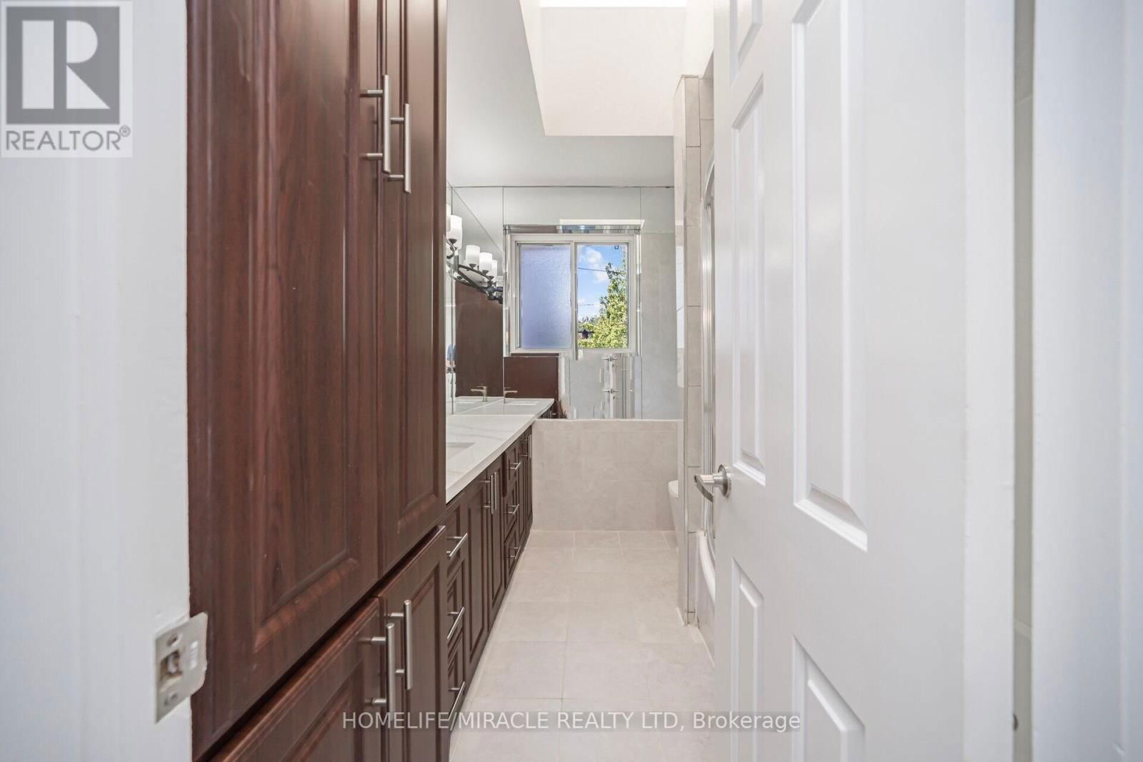 106 SILVERSTONE DRIVE Image 26