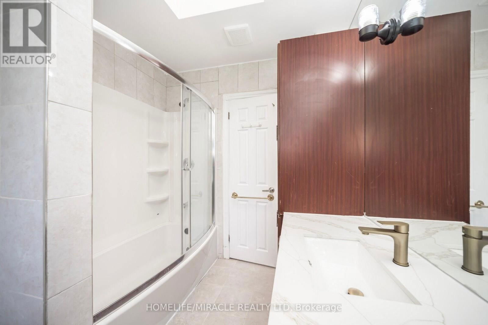 106 SILVERSTONE DRIVE Image 28