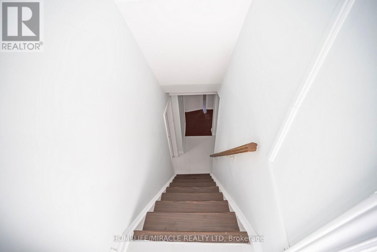 106 SILVERSTONE DRIVE Image 32