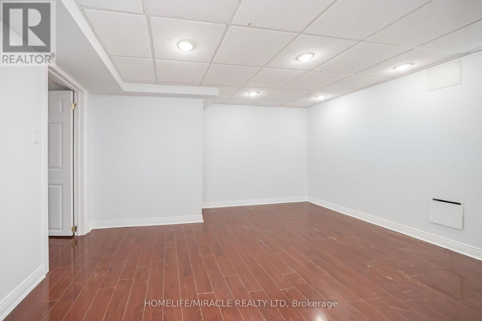 106 SILVERSTONE DRIVE Image 38