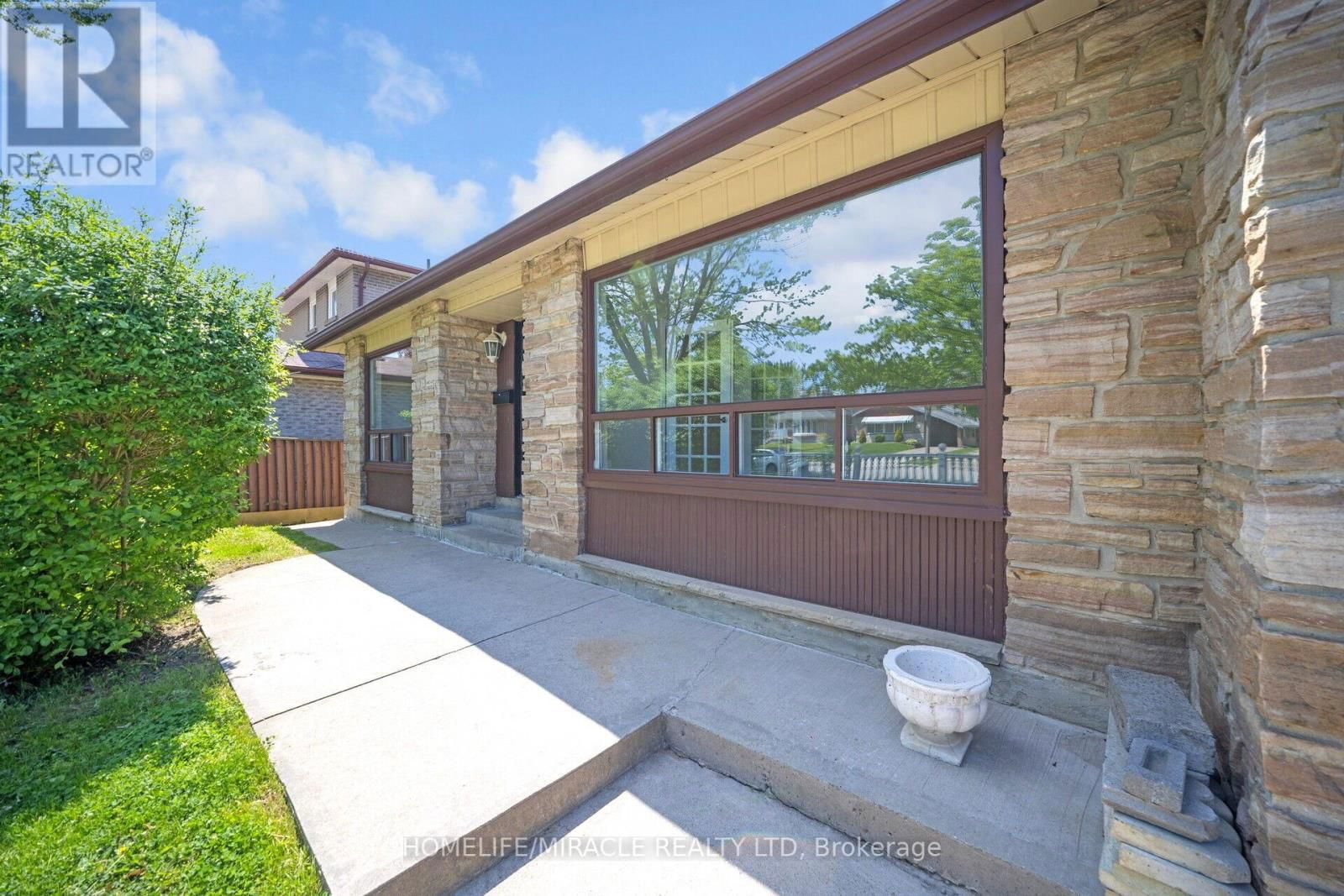 106 SILVERSTONE DRIVE Image 4