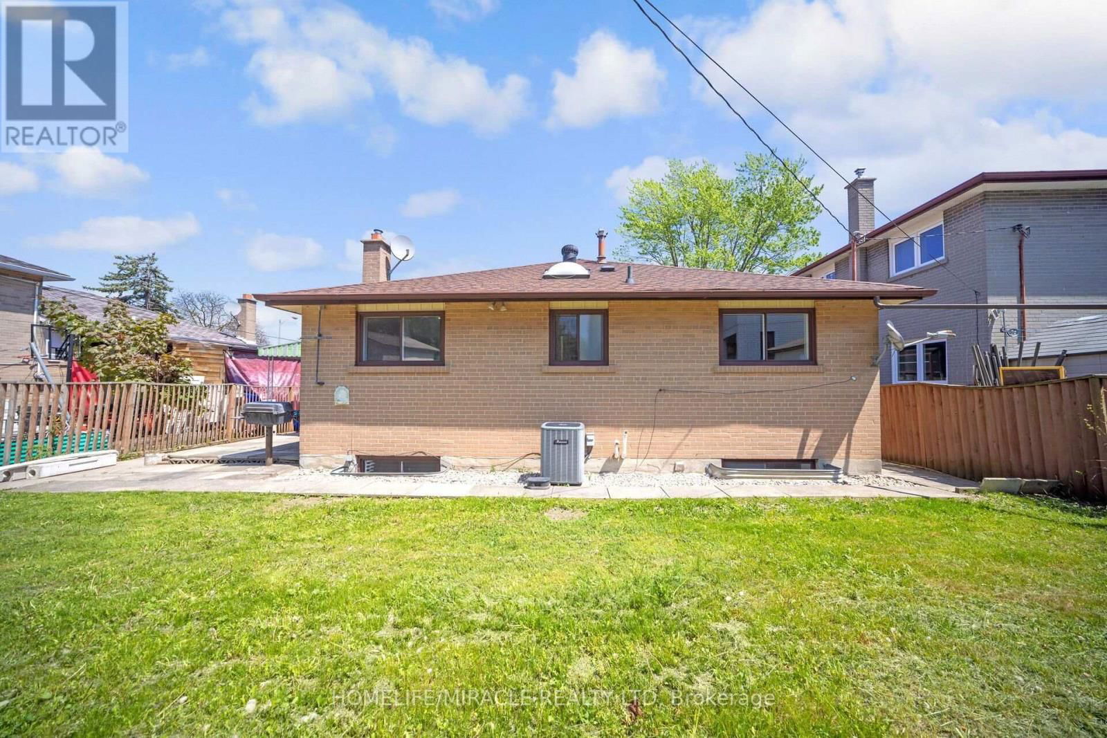 106 SILVERSTONE DRIVE Image 48