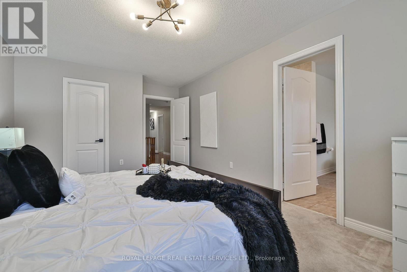 3222 EPWORTH CRESCENT Image 31