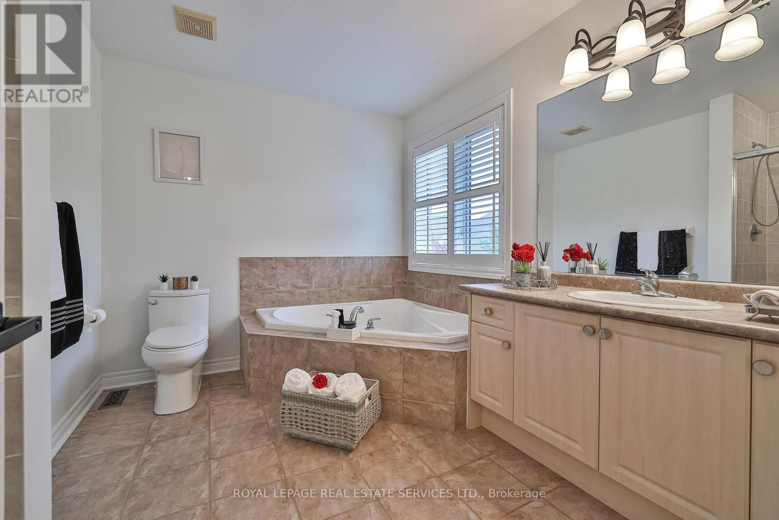 3222 EPWORTH CRESCENT Image 32