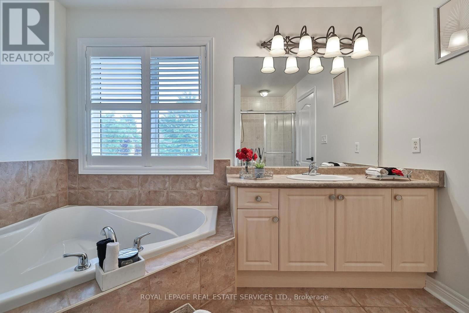 3222 EPWORTH CRESCENT Image 33