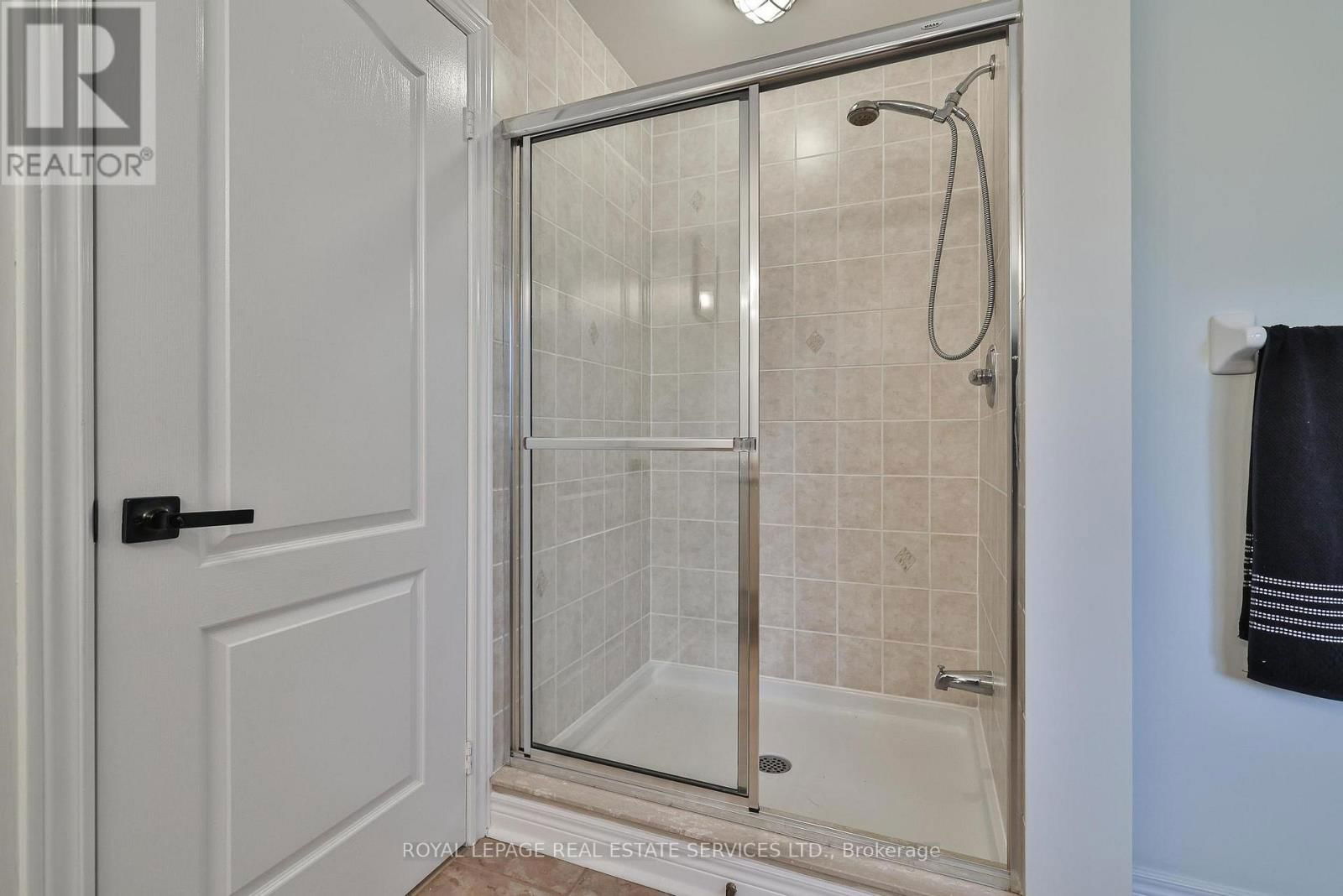 3222 EPWORTH CRESCENT Image 34