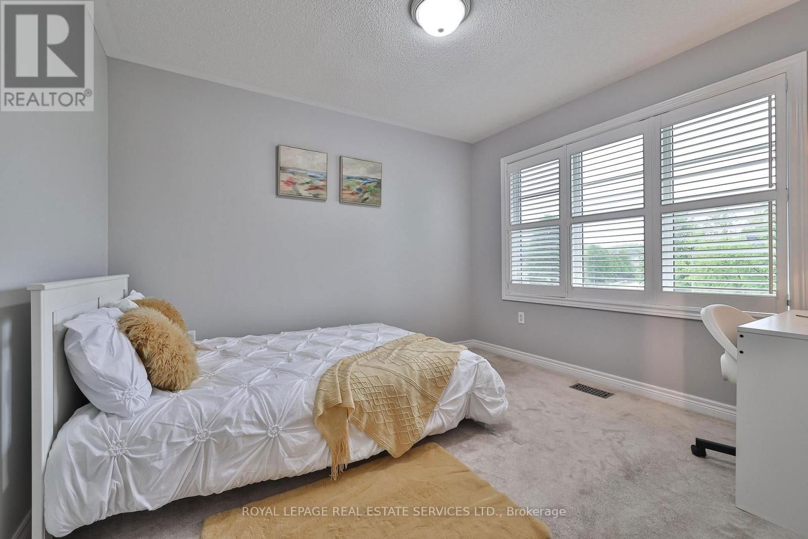 3222 EPWORTH CRESCENT Image 35