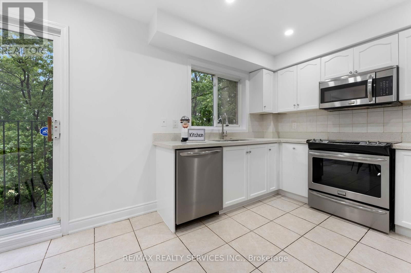 28 - 80 ACORN PLACE Image 22