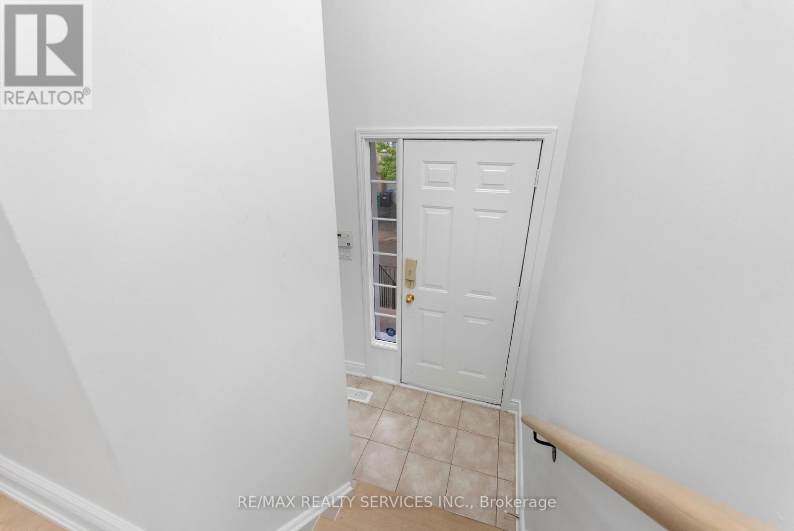 28 - 80 ACORN PLACE Image 3