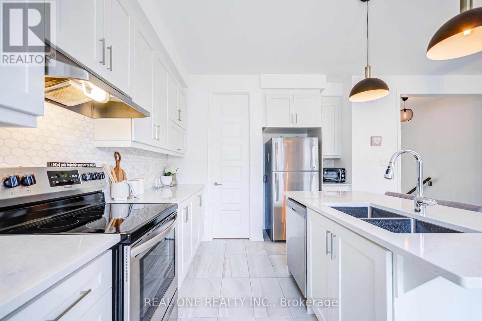 91 GROVEWOOD COMMON Image 22
