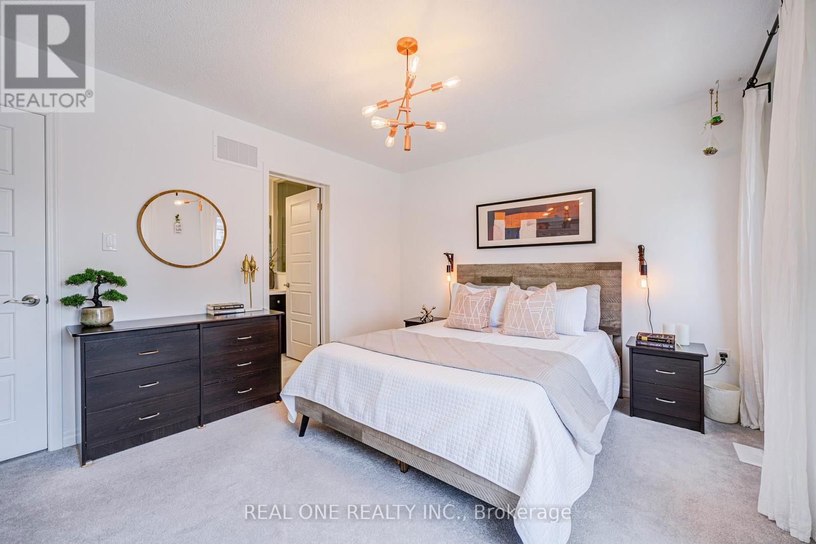 91 GROVEWOOD COMMON Image 38