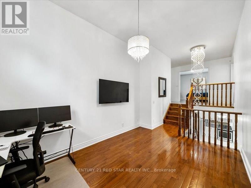 31 EIFFEL BOULEVARD Image 24