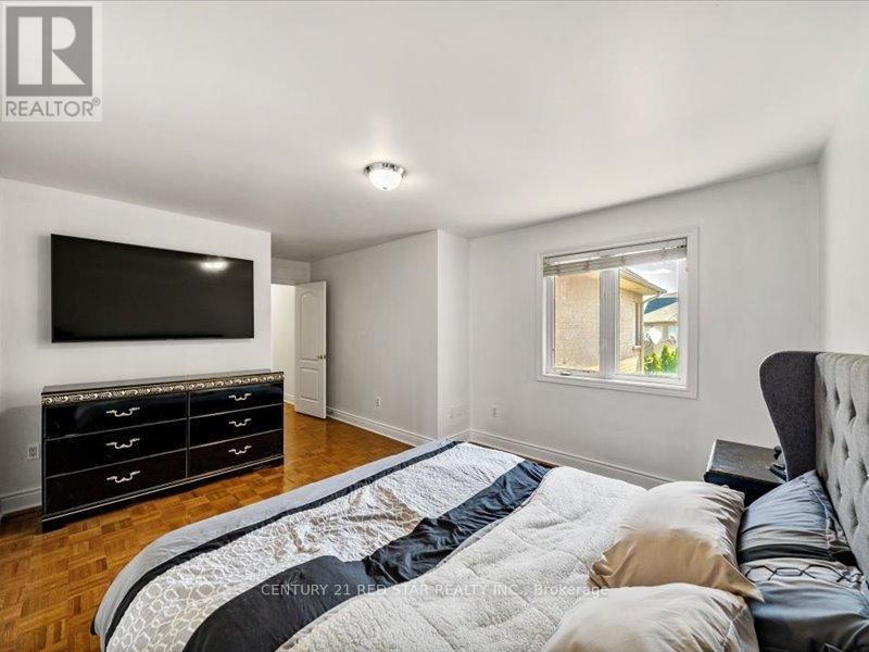31 EIFFEL BOULEVARD Image 38