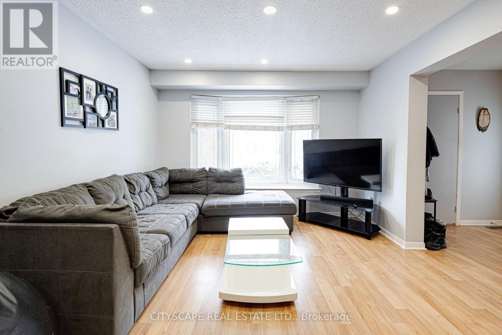 48 MANDARIN CRESCENT Image 10