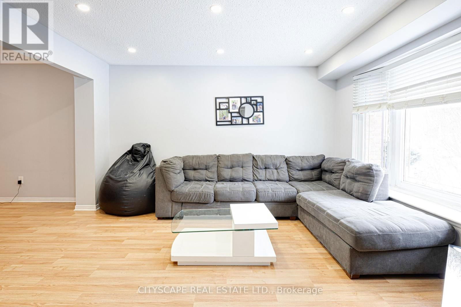 48 MANDARIN CRESCENT Image 9