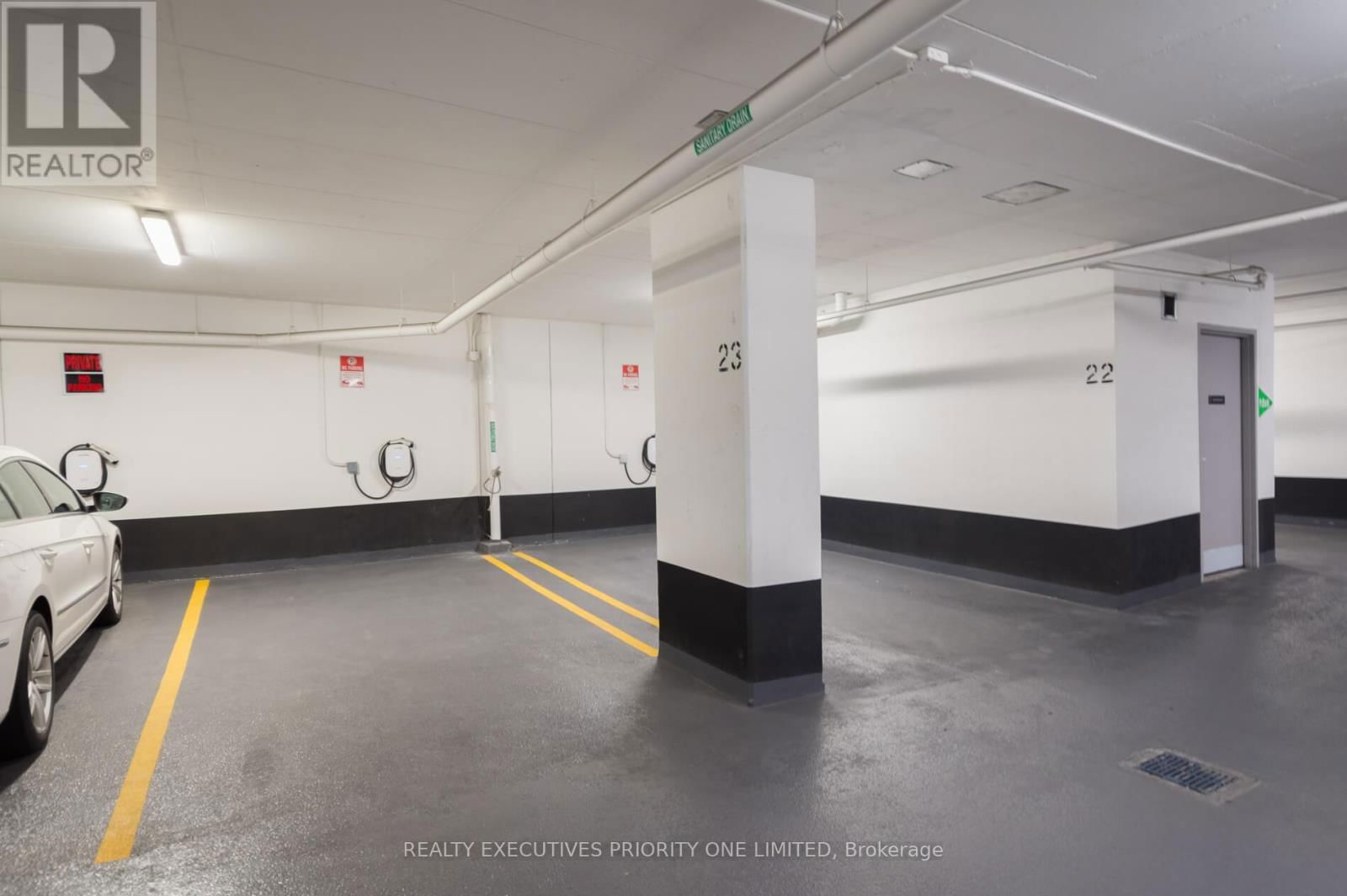 405 - 36 ZORRA STREET Image 3