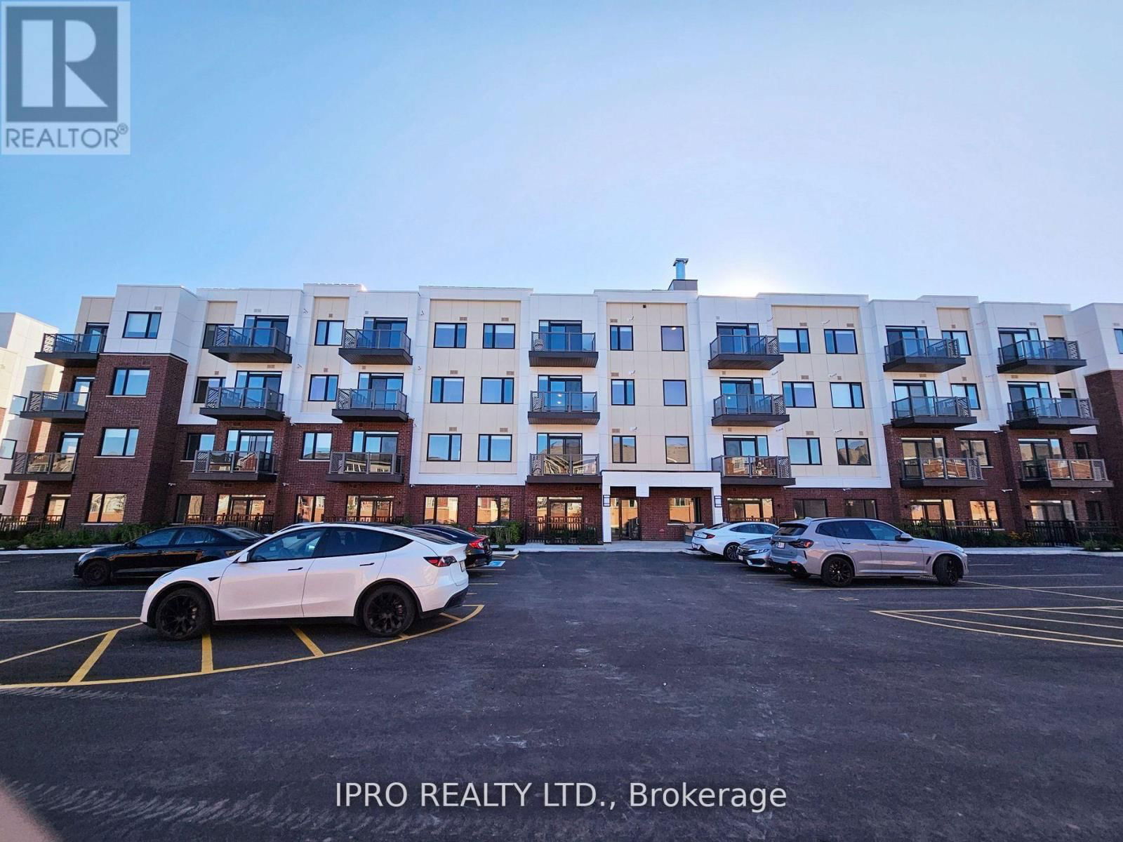 311 - 62 SKY HARBOUR DRIVE Image 1