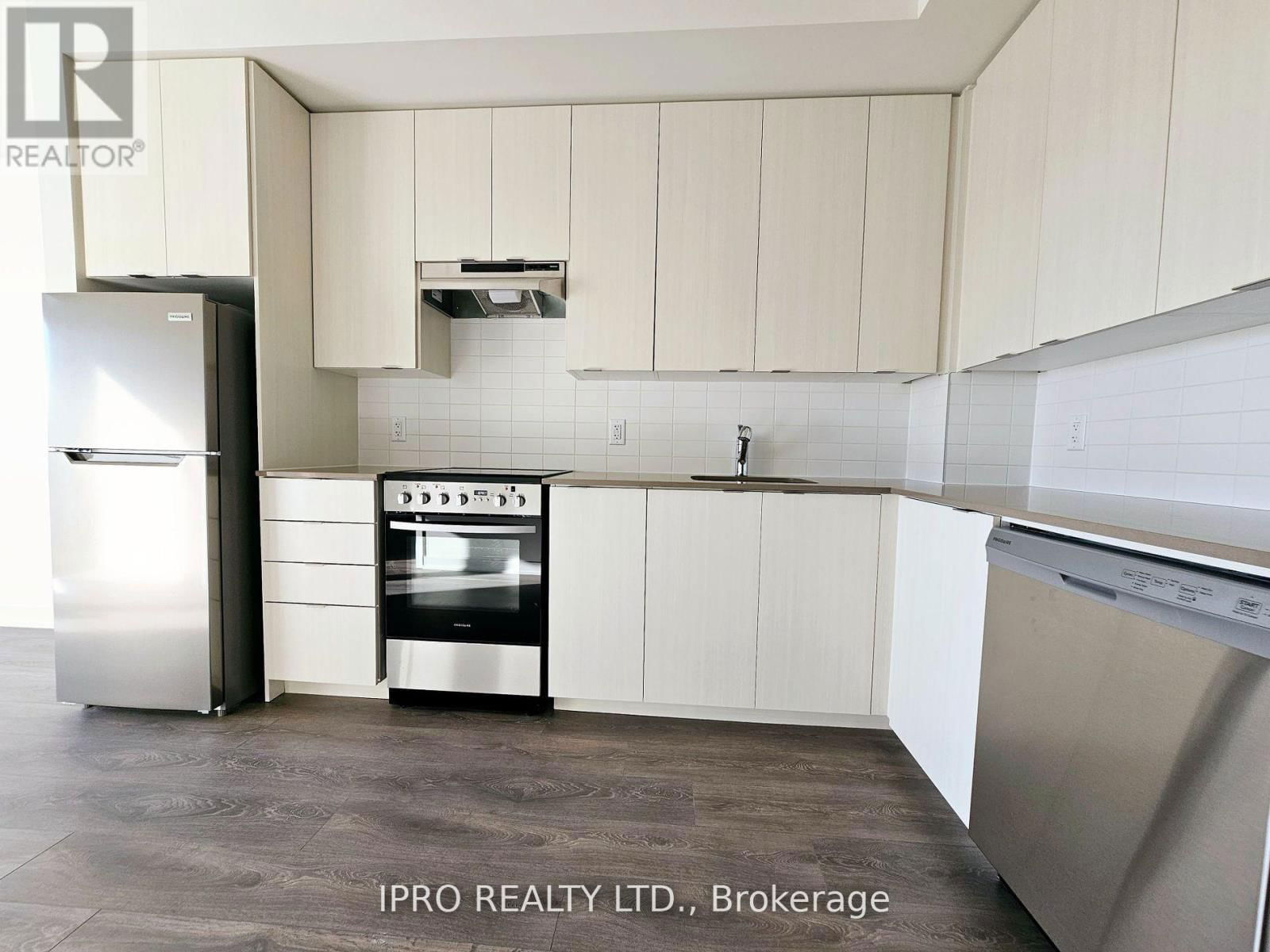 311 - 62 SKY HARBOUR DRIVE Image 4