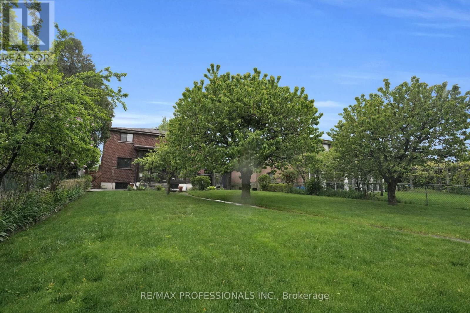 65 STRATHBURN BOULEVARD Image 32