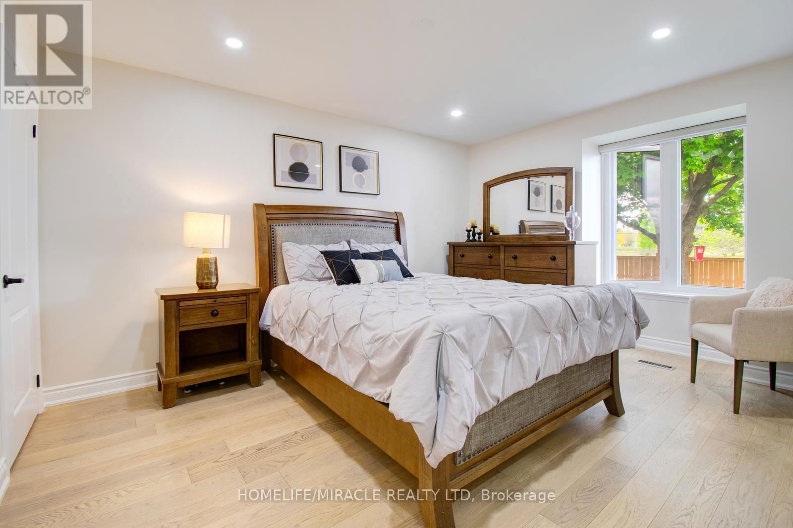 37 GLENORA CRESCENT Image 12