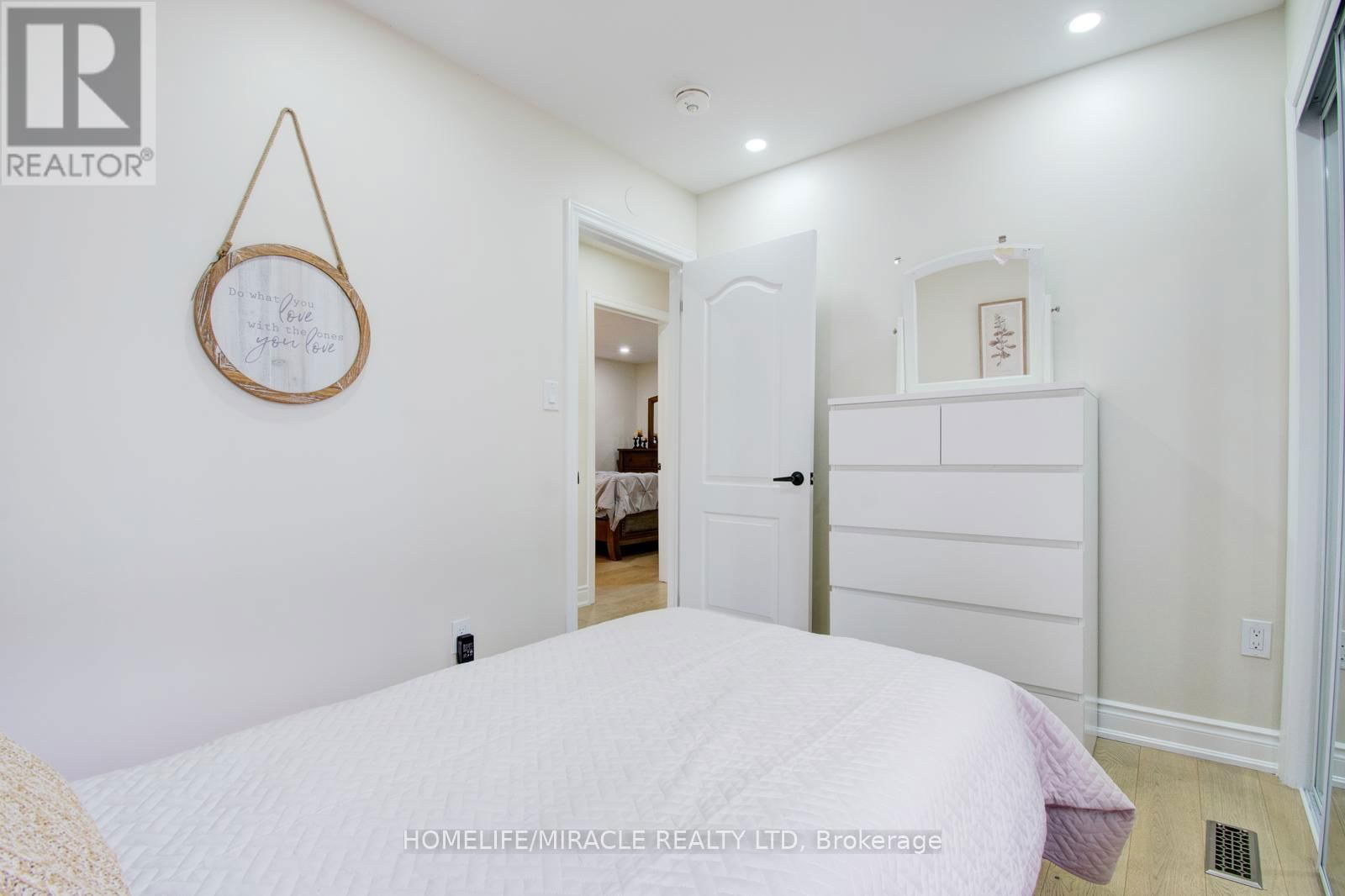 37 GLENORA CRESCENT Image 37