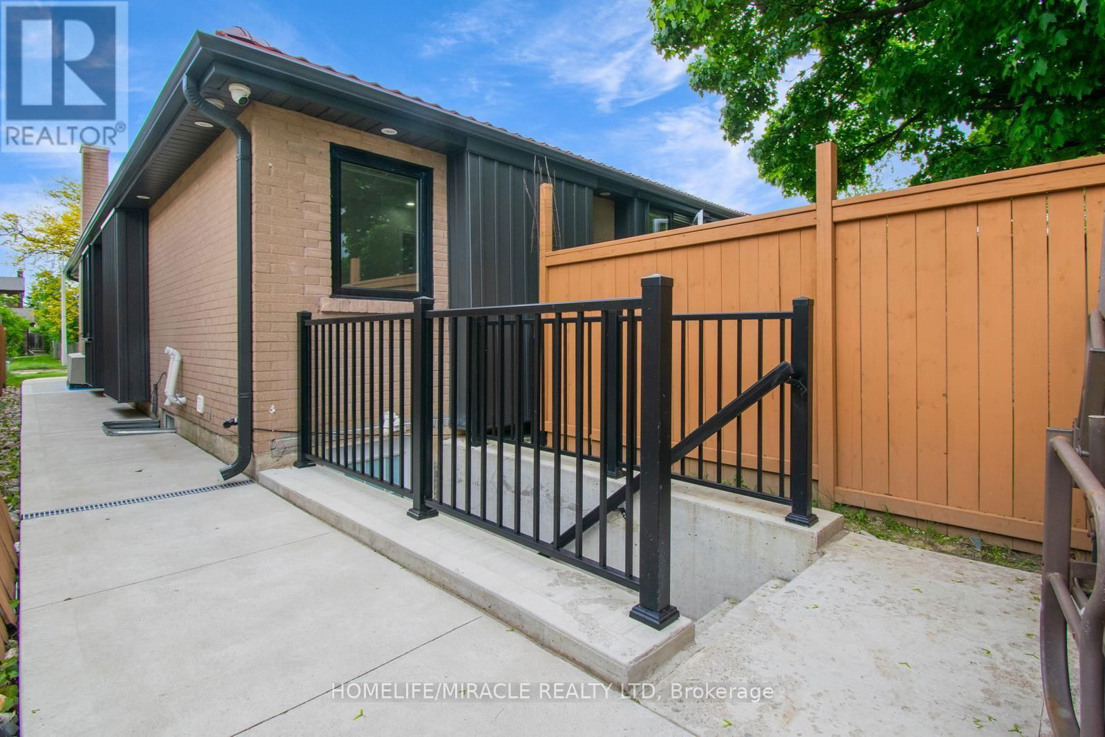 37 GLENORA CRESCENT Image 41