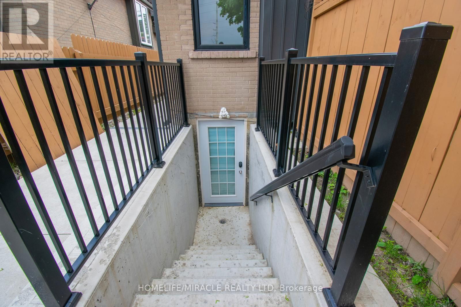 37 GLENORA CRESCENT Image 42