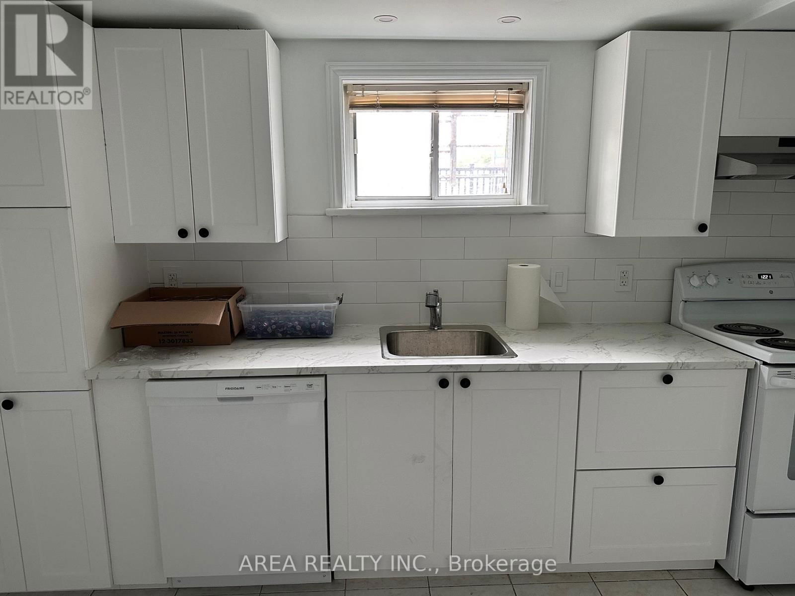 LL - 821 THE QUEENSWAY Image 8