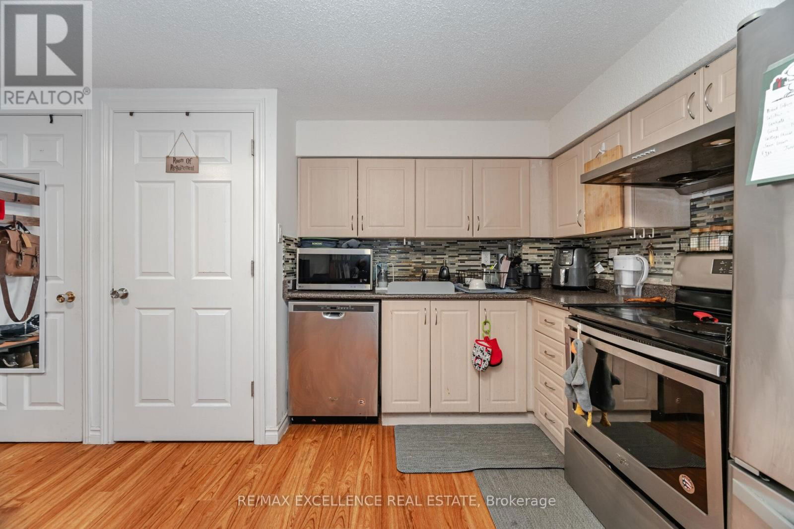 112 ELDERWOOD PLACE Image 33