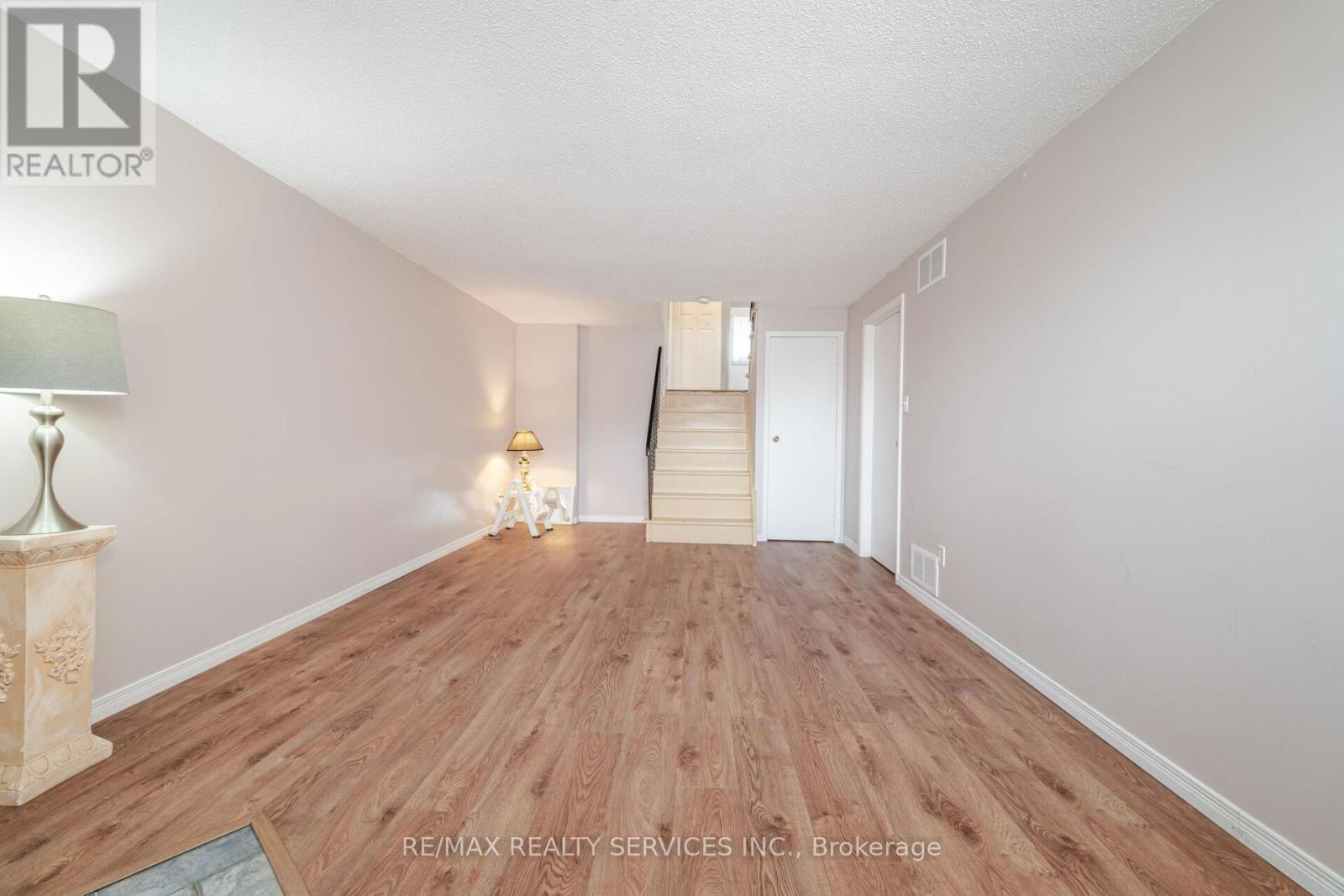 85 SALISBURY CIRCLE Image 32