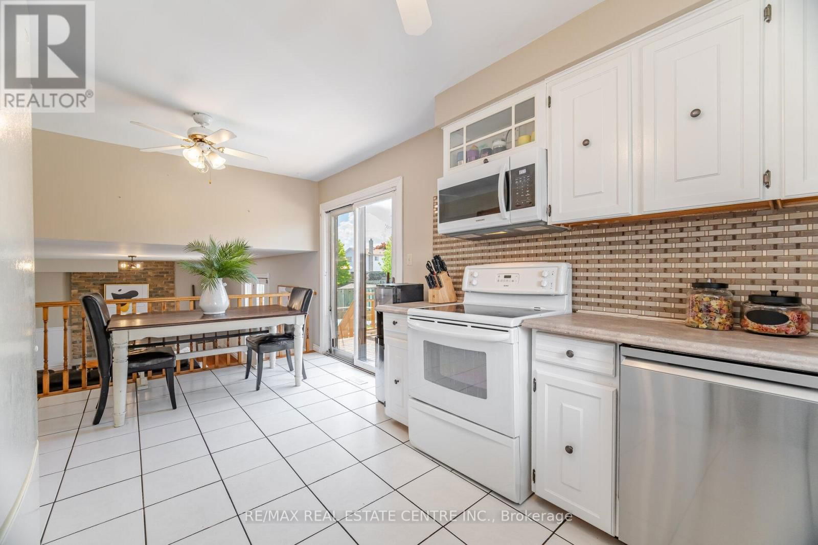 583 MOORELANDS CRESCENT Image 12