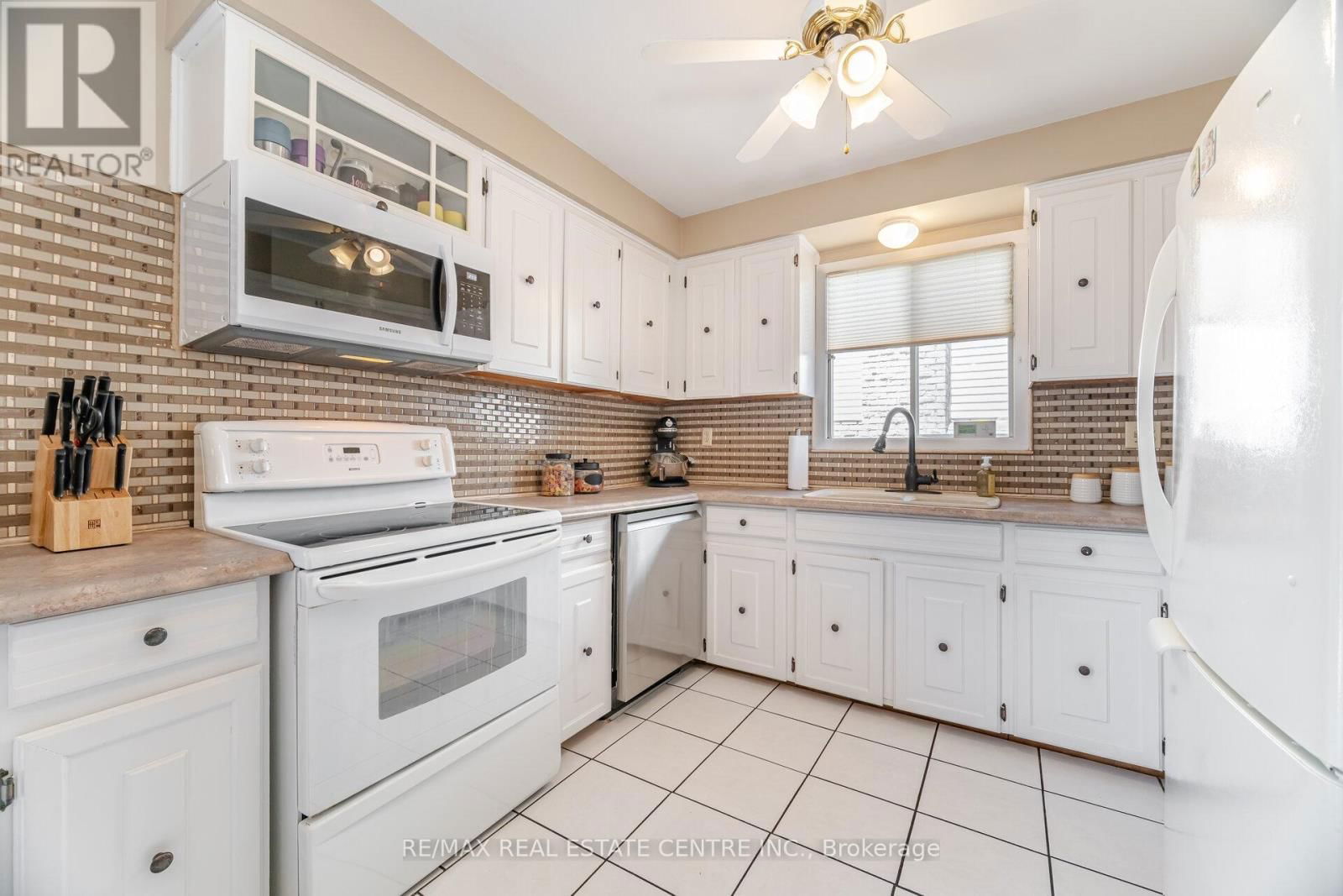 583 MOORELANDS CRESCENT Image 13