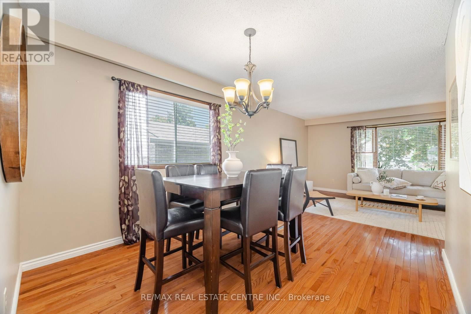 583 MOORELANDS CRESCENT Image 16