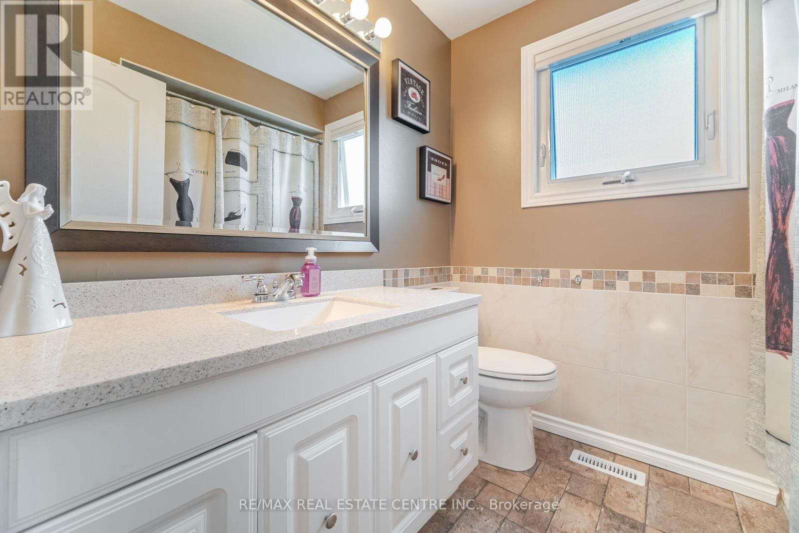 583 MOORELANDS CRESCENT Image 27