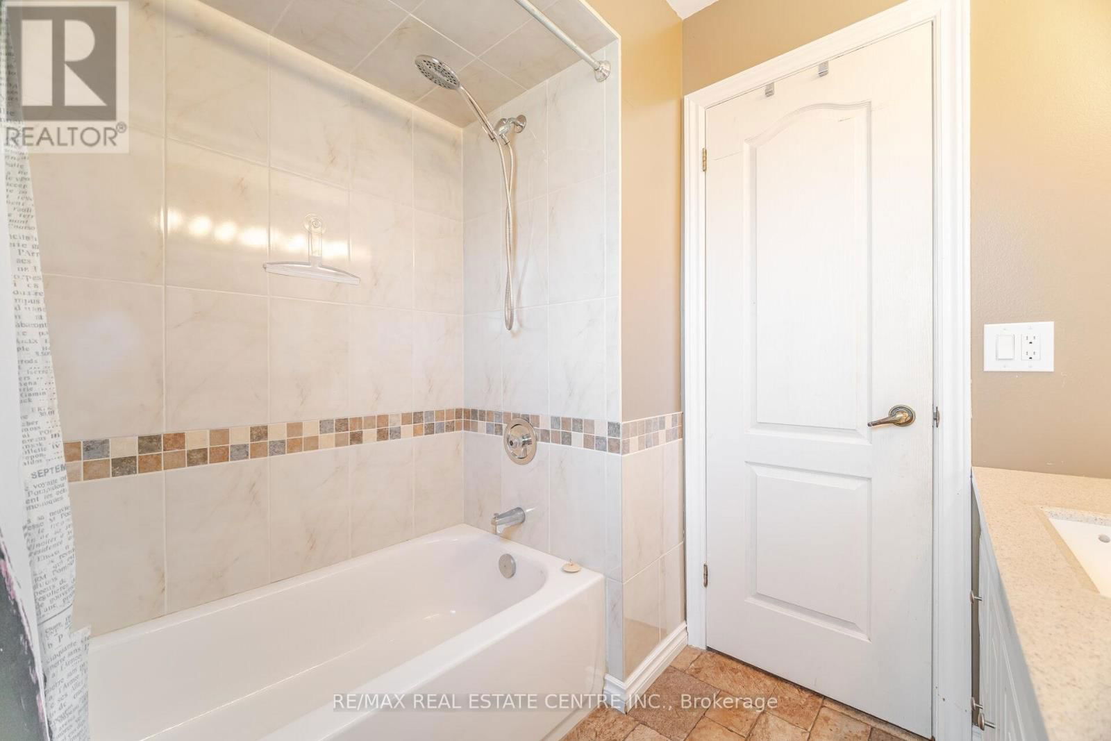 583 MOORELANDS CRESCENT Image 28