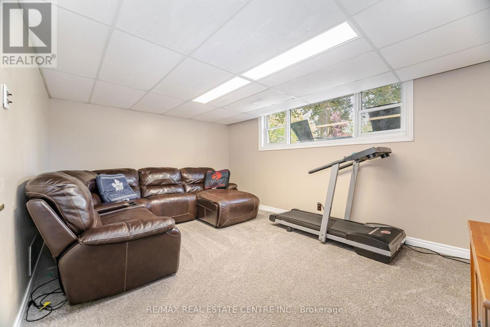 583 MOORELANDS CRESCENT Image 31