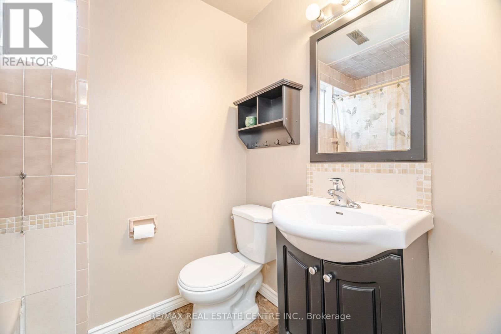 583 MOORELANDS CRESCENT Image 32