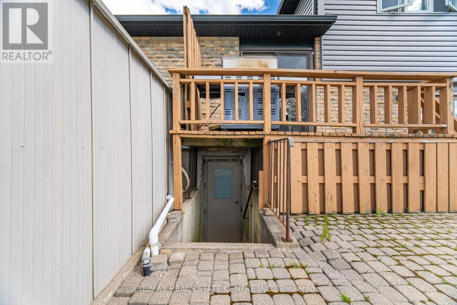 583 MOORELANDS CRESCENT Image 35