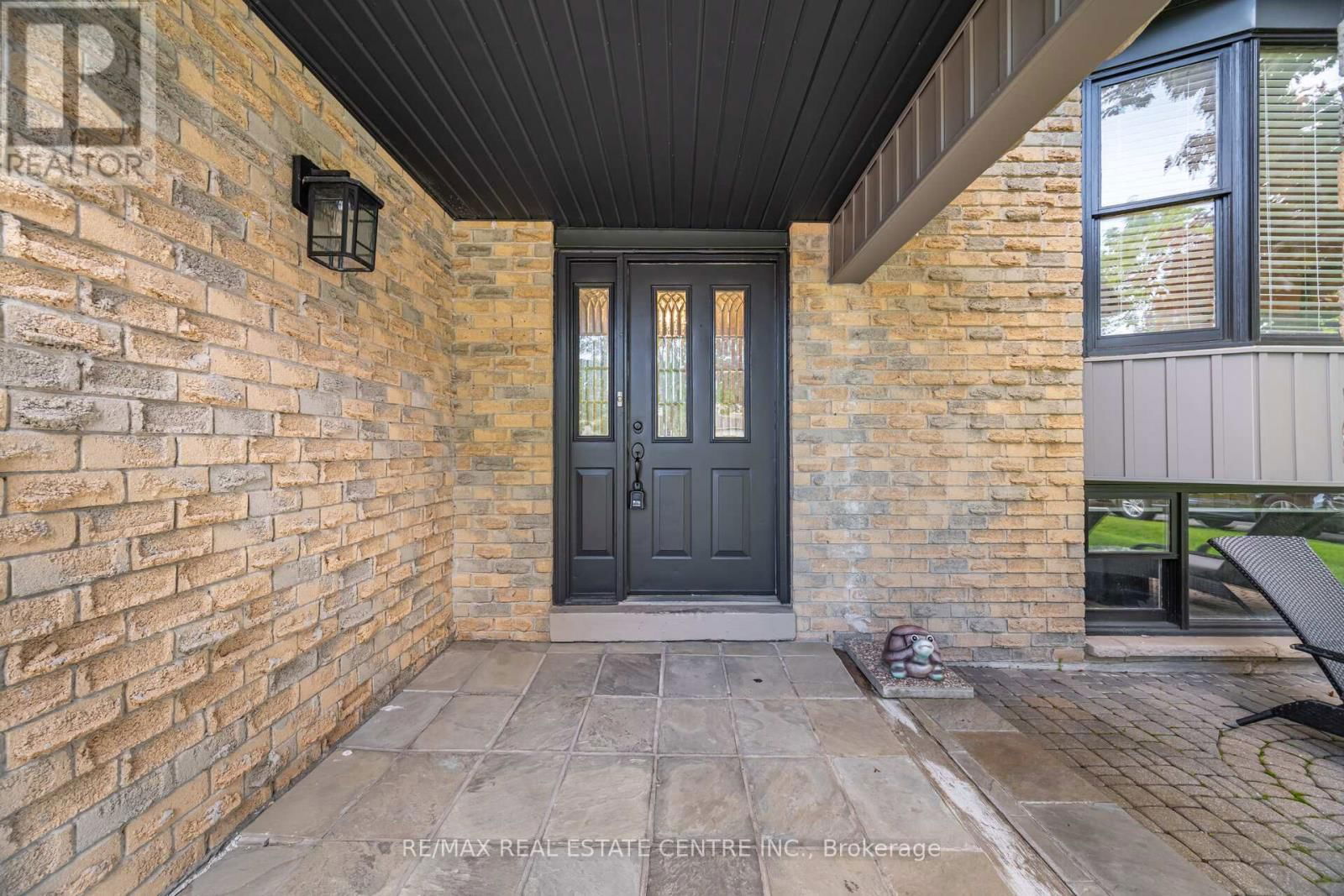 583 MOORELANDS CRESCENT Image 4